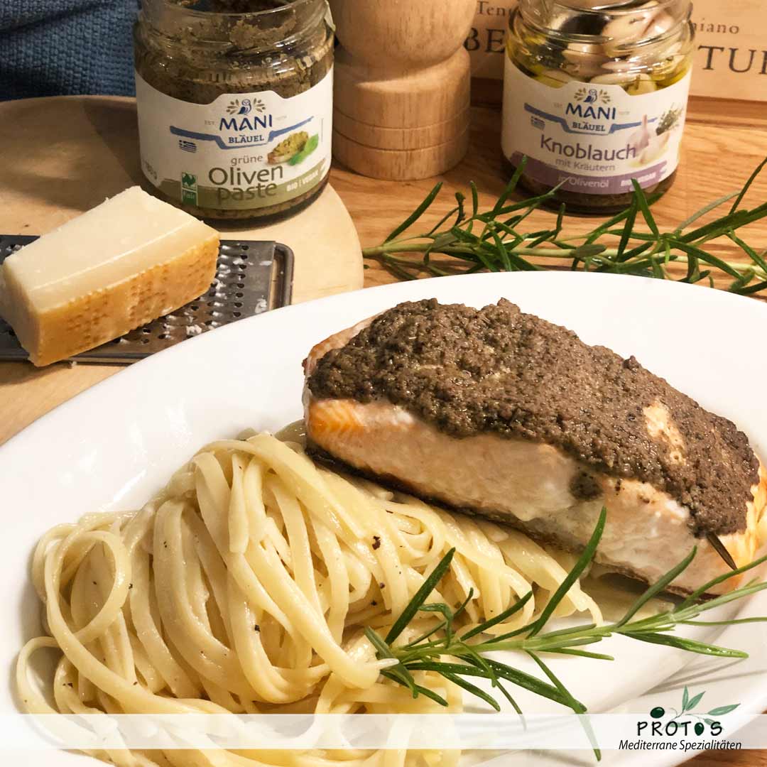 Lachsfilet mit gruener Olivenpaste auf Linguine